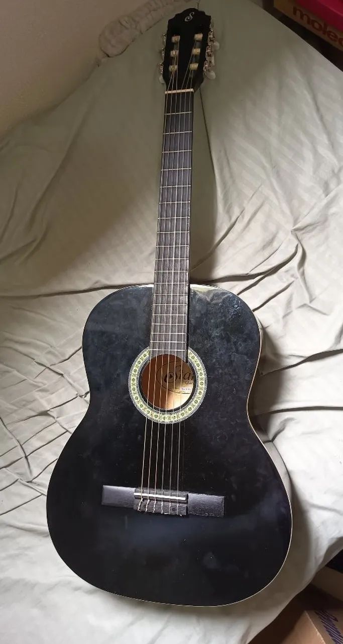 Violão preto com capa