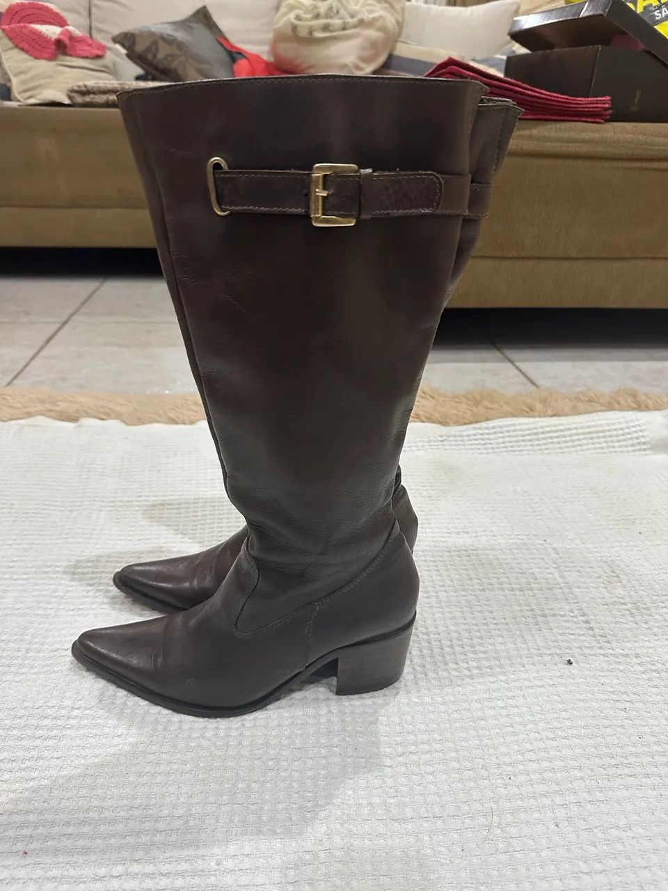 bota de couro cano longo marrom 35  - Foto 5