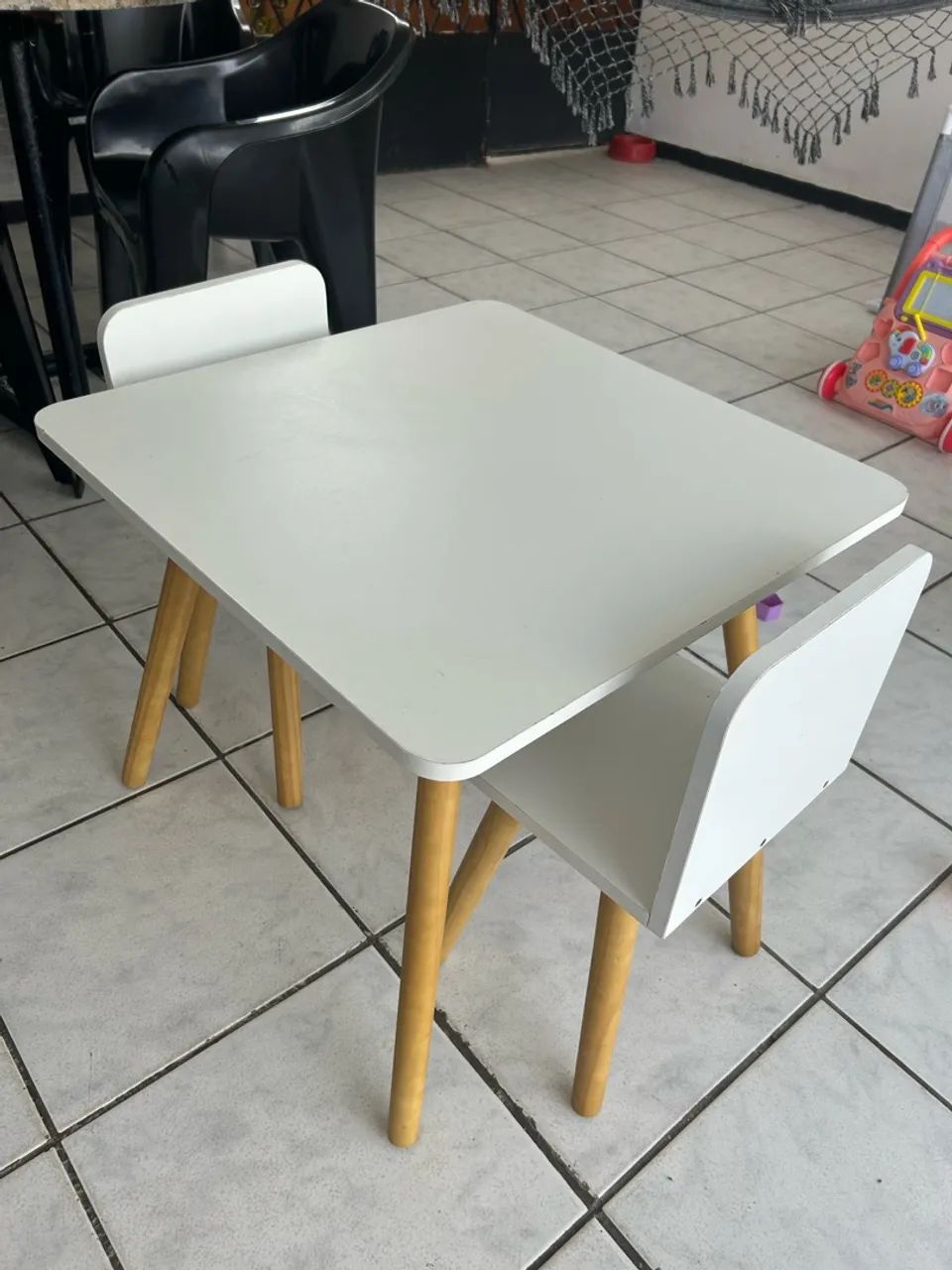 Mesa infantil com duas cadeiras 