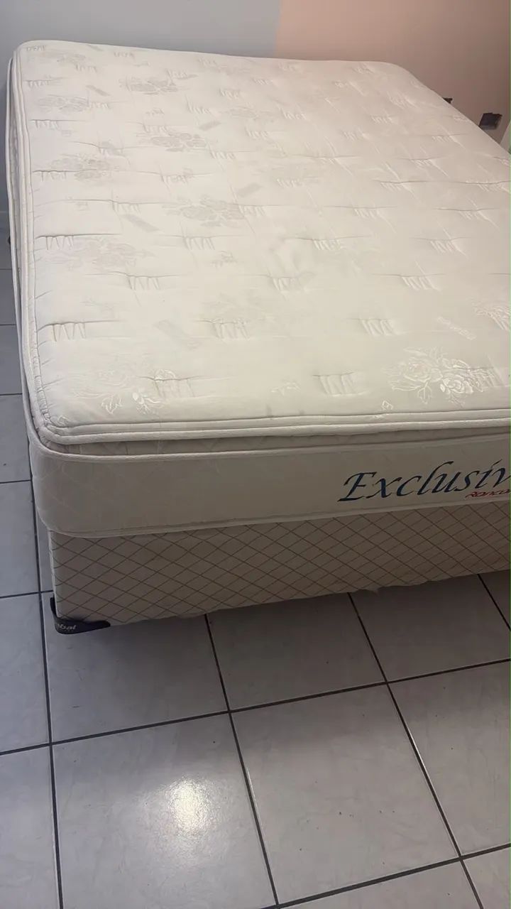 Cama box de casal é ótimo estado