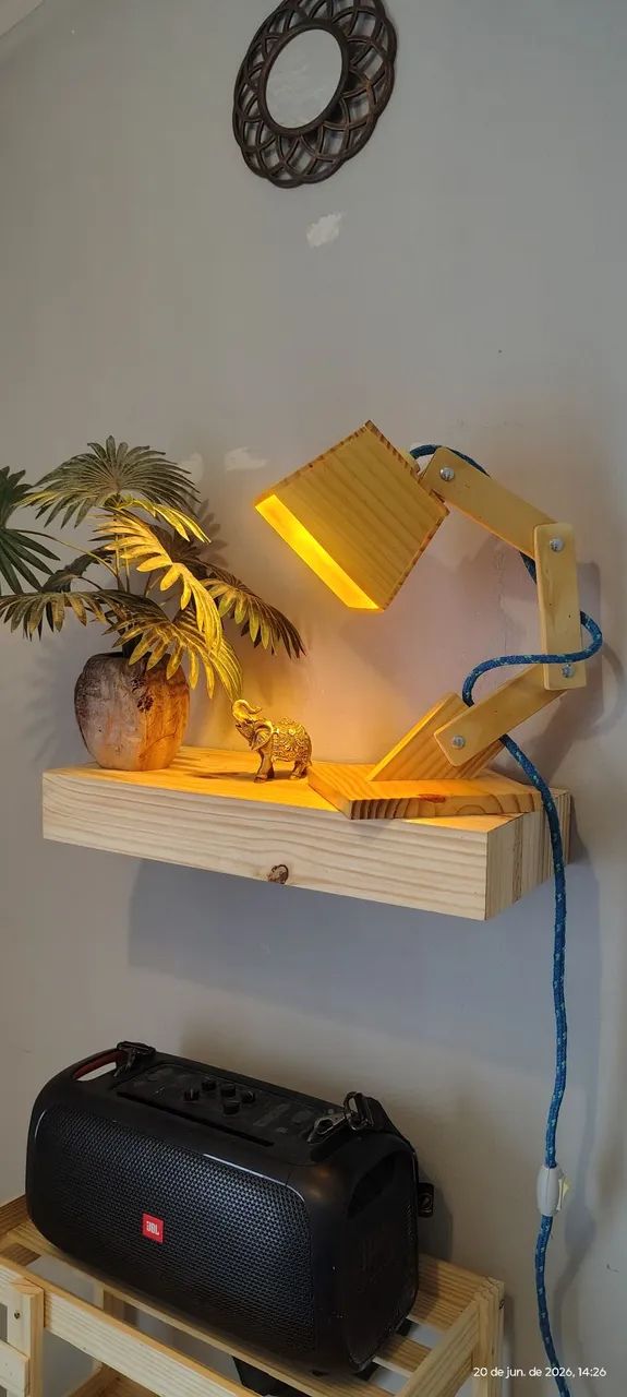 Luminária em Pinus 