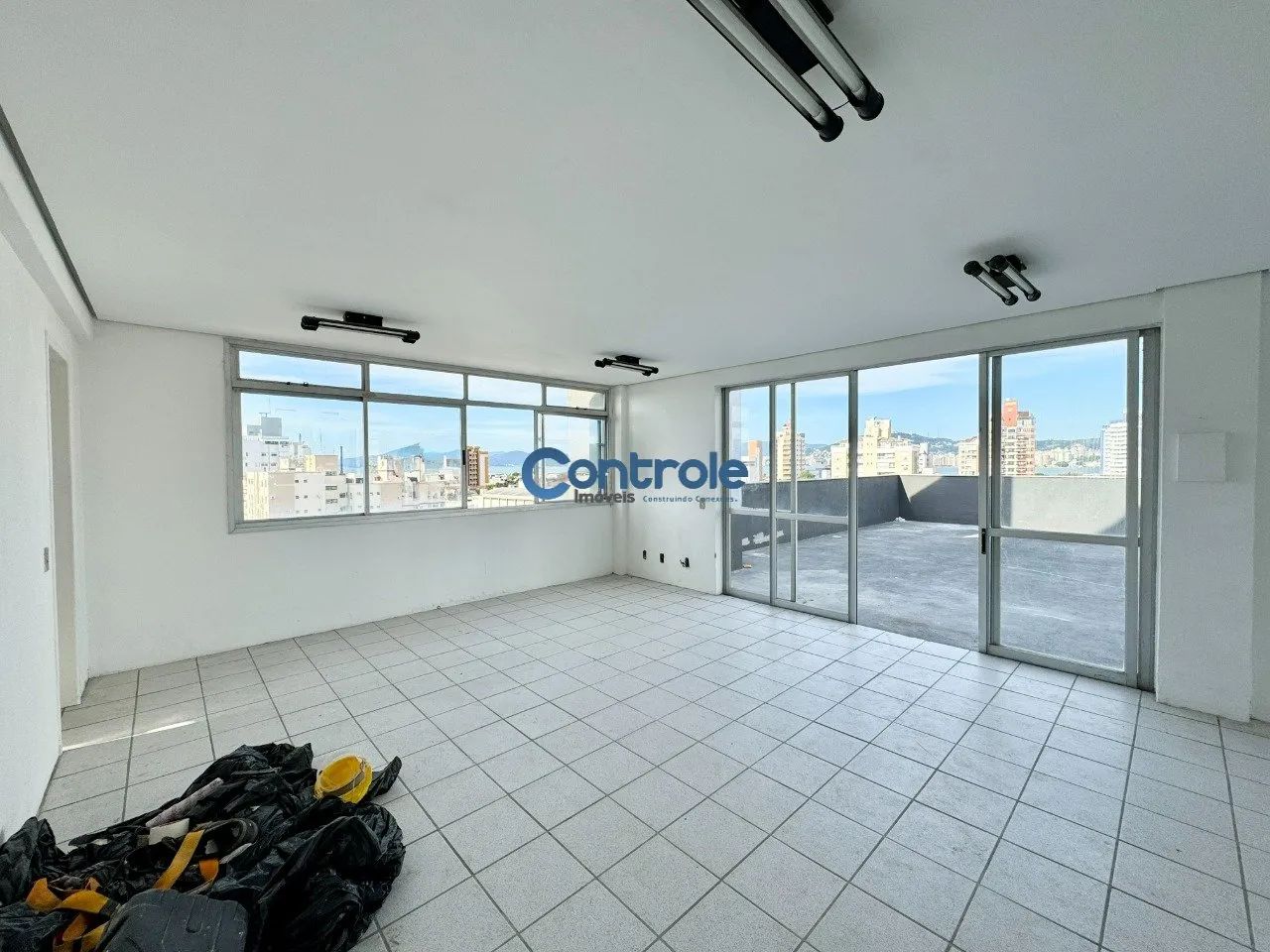 Sala comercial com grande terraço localizada no bairro Estreito - Florianópolis - Foto 3