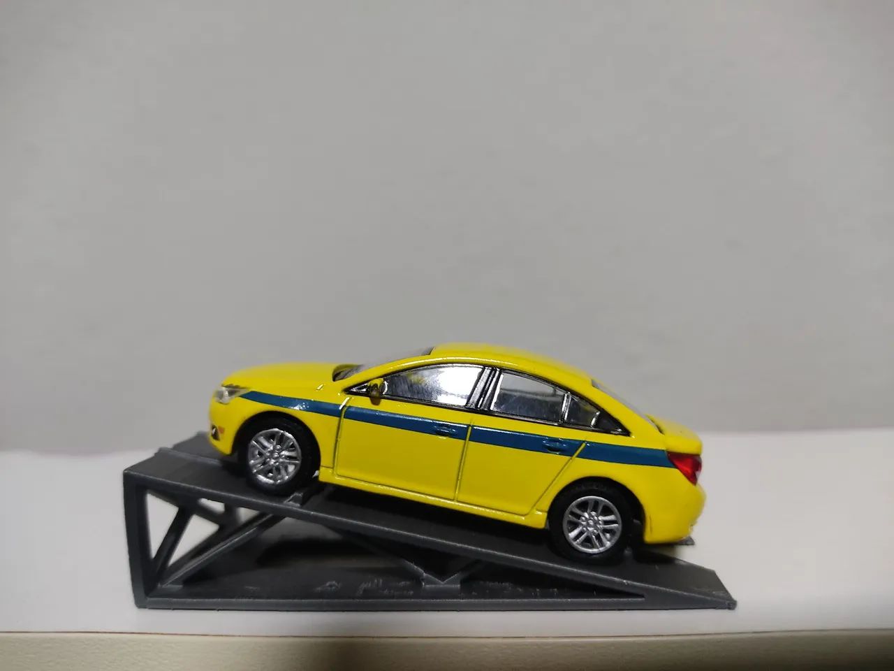 LOTE COM QUATRO MINIATURAS DE CARROS(LEIA) - Foto 3