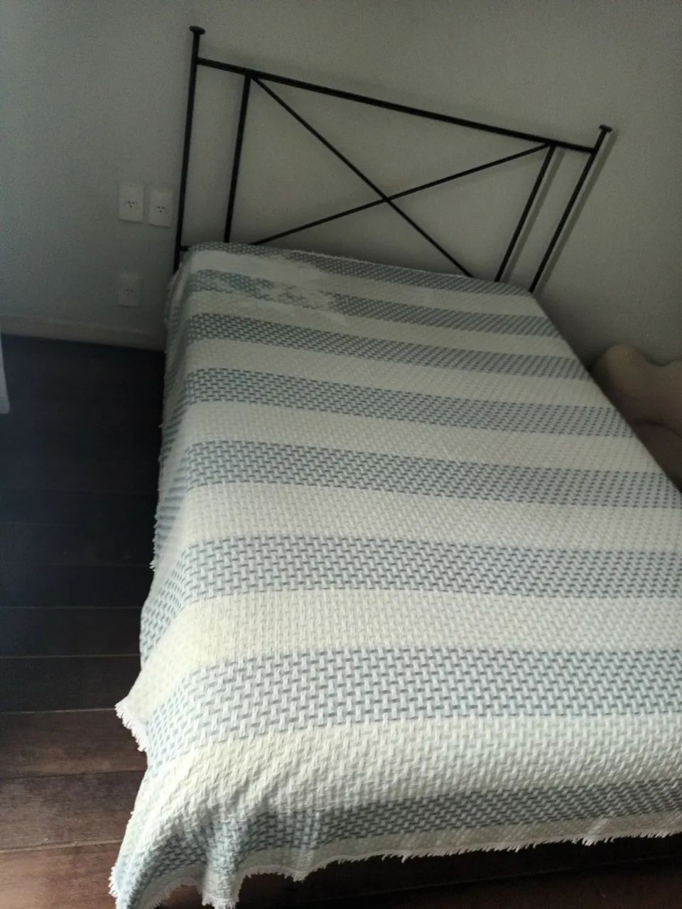 Cama em Ferro com colchão muito boa - Foto 2
