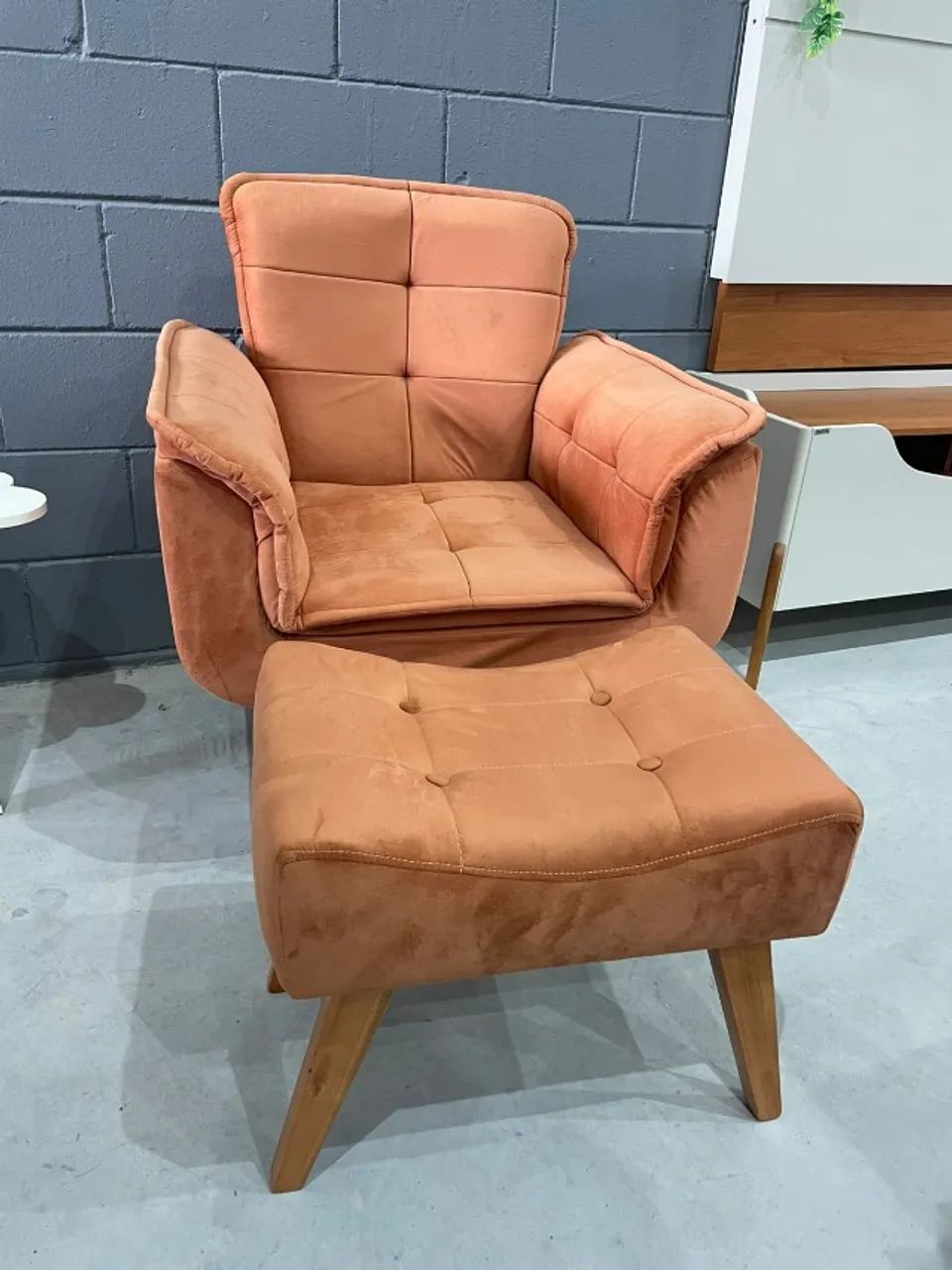 POLTRONA MAIS PUFF VELUDO TERRACOTA (ÚLTIMA PEÇA)