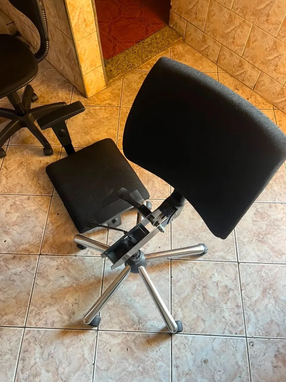 DUAS CADEIRAS DE ESCRITÓRIO - Foto 2