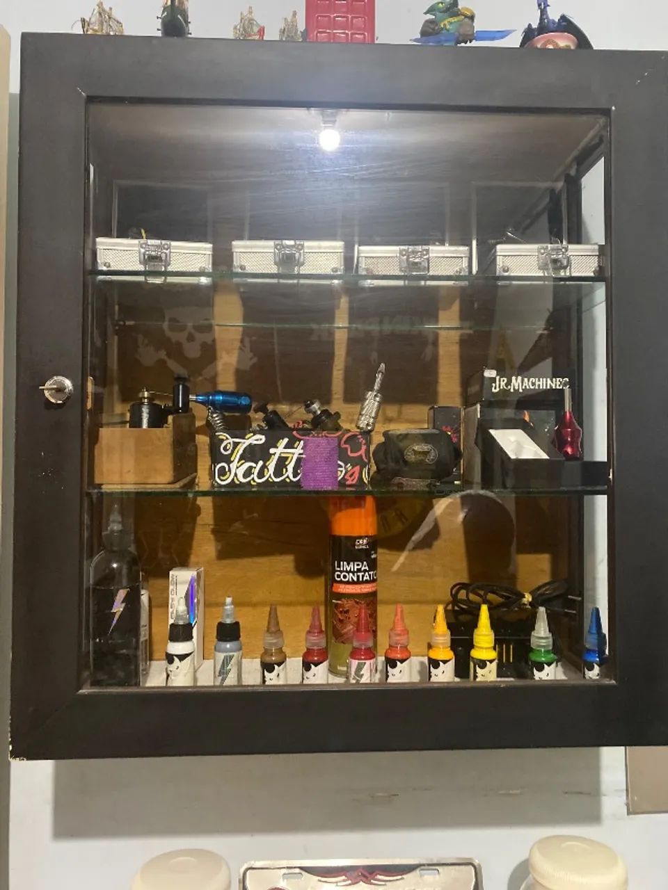 Vitrine de madeira com vidro medindo 60 por 58 cm  - Foto 3