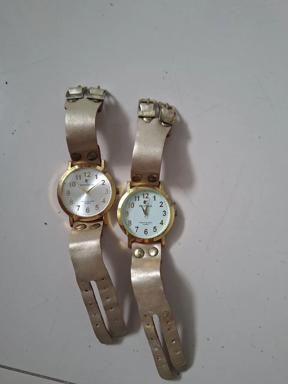 2 relógios de pulso sem bateria.
