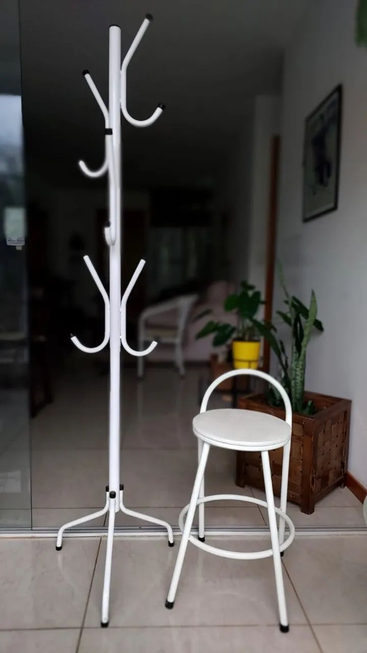 cabideiro e banqueta 