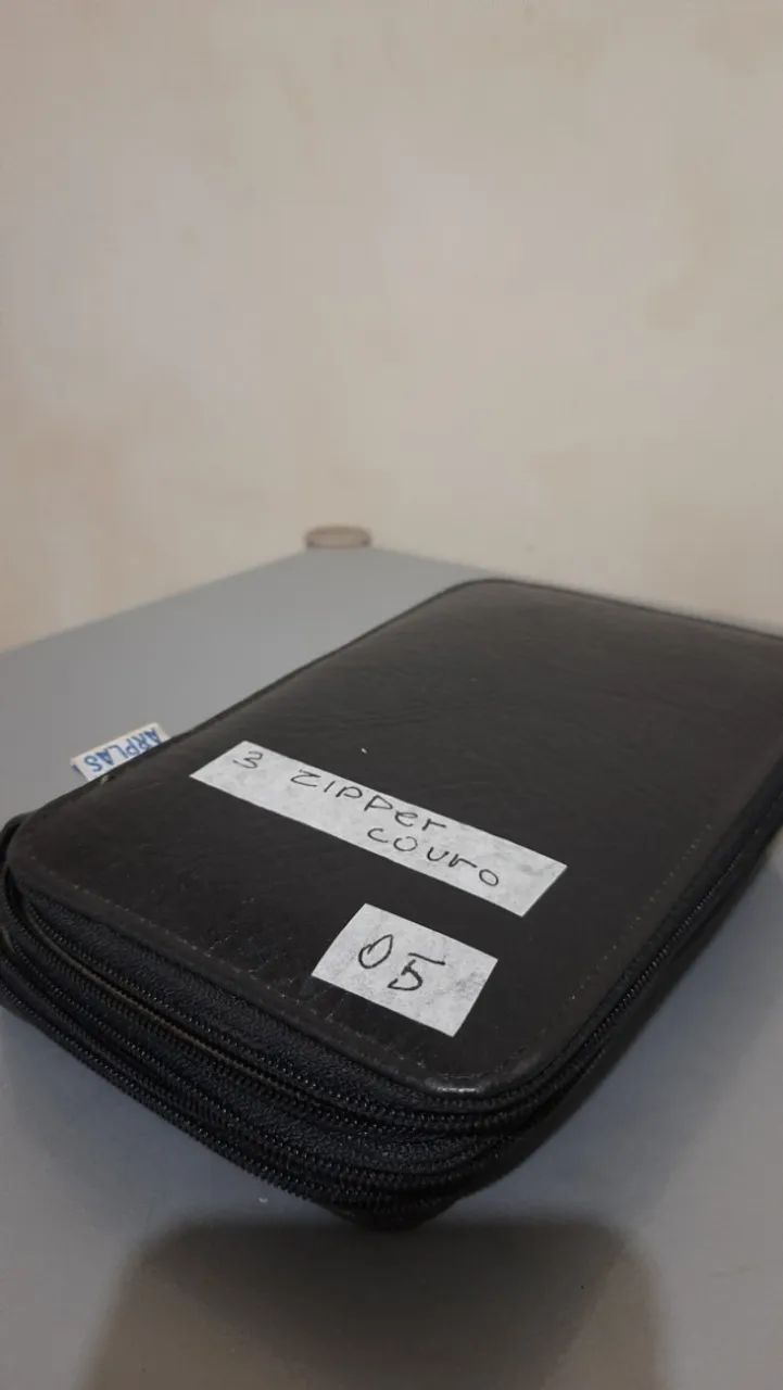 Estojo em couro para 48 lápis/canetas.