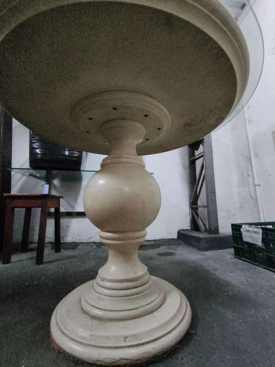 Mesa redonda de mandeira e tampo de vidro . - Foto 4
