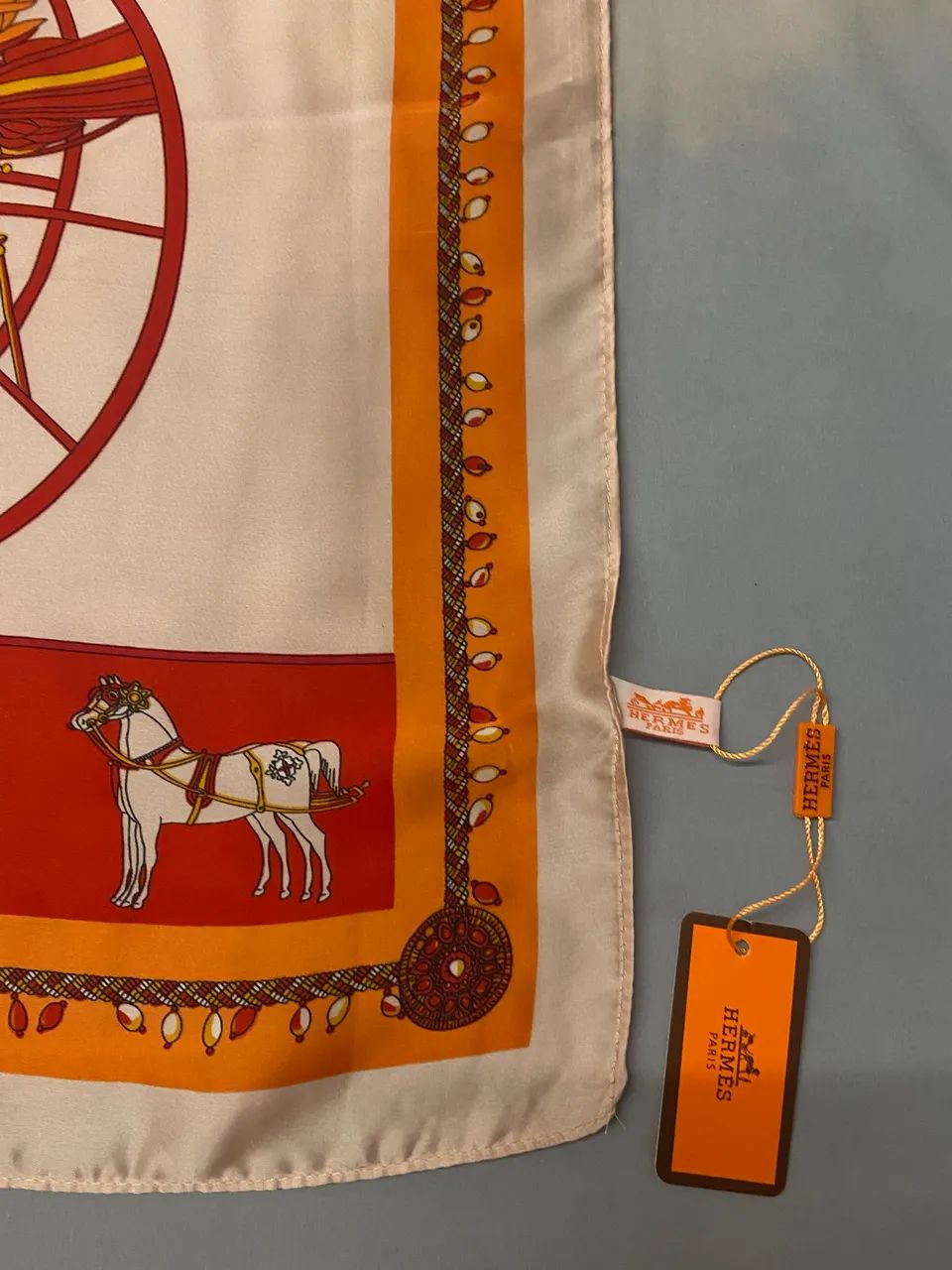Lenço inspirado da marca francesa Hermes com detalhes em rosa vermelho e laranja carruagem - Foto 2