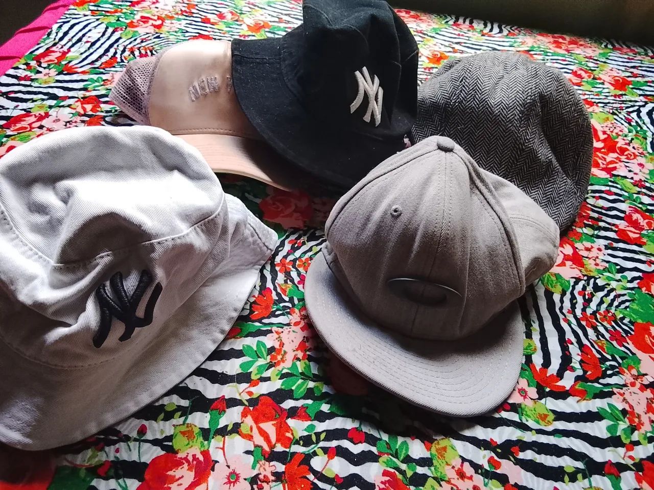 Bonés e chapeu