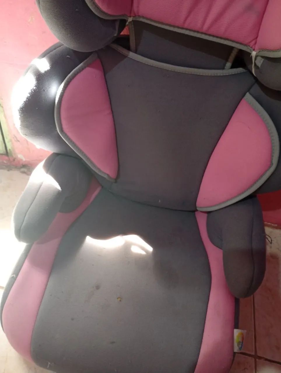 Cadeirinha infantil modelo com cinto adaptado do veículo nela  - Foto 3