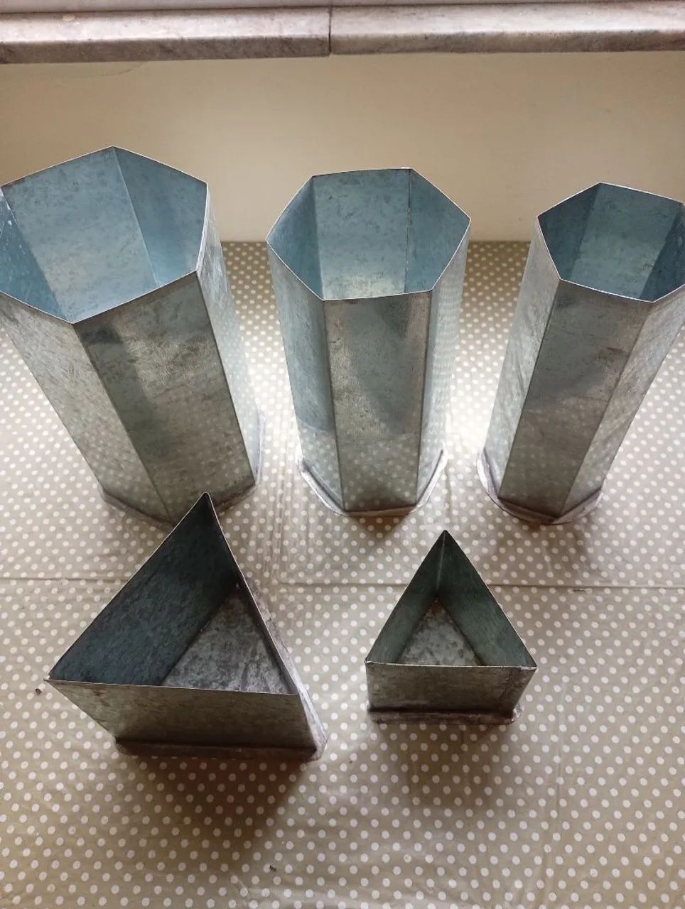 Diversas formas e tamanhos de vela em metal galvanizado