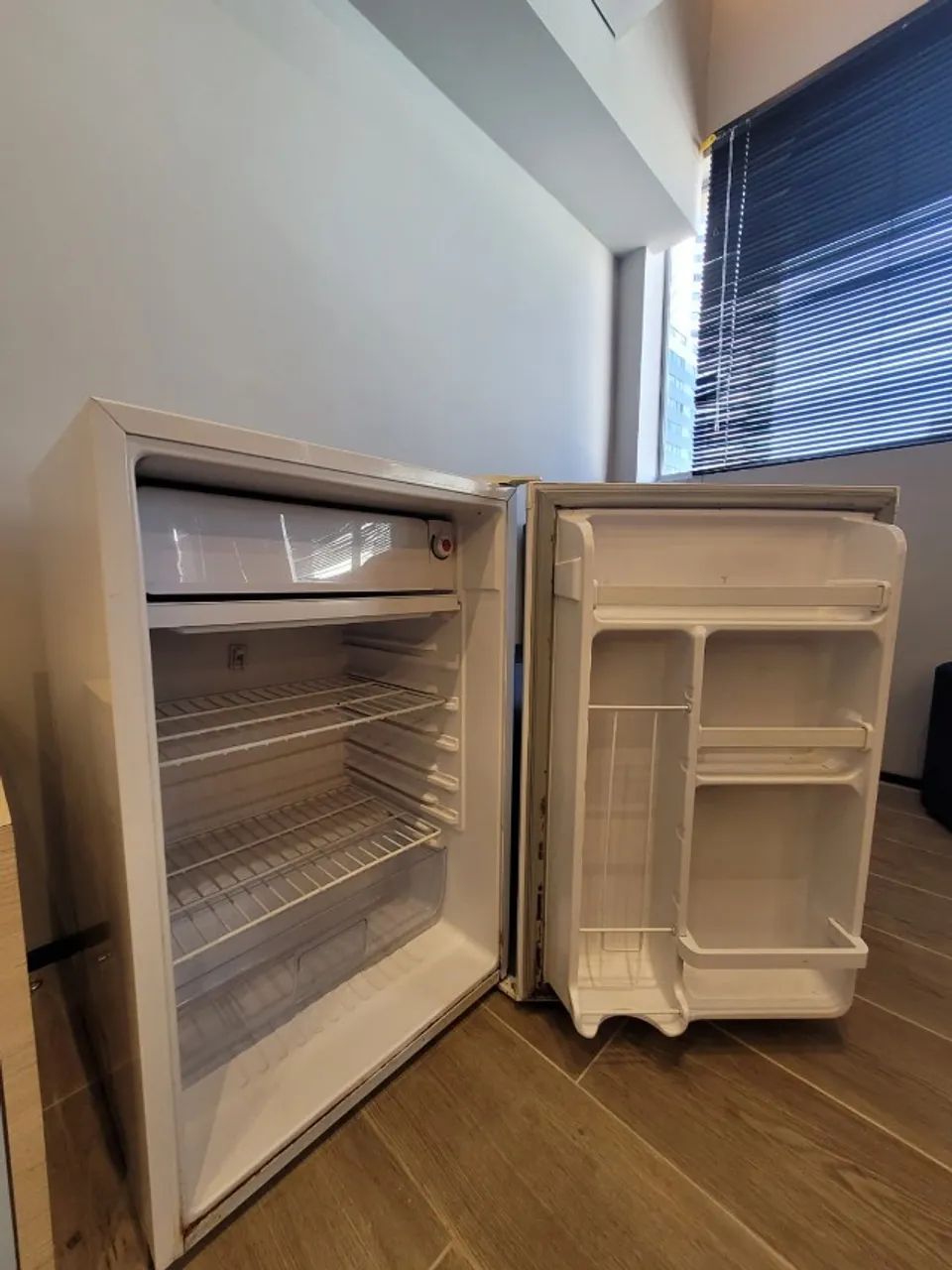 Frigobar EOS 122L Branco EFB130 220V - Foto 4