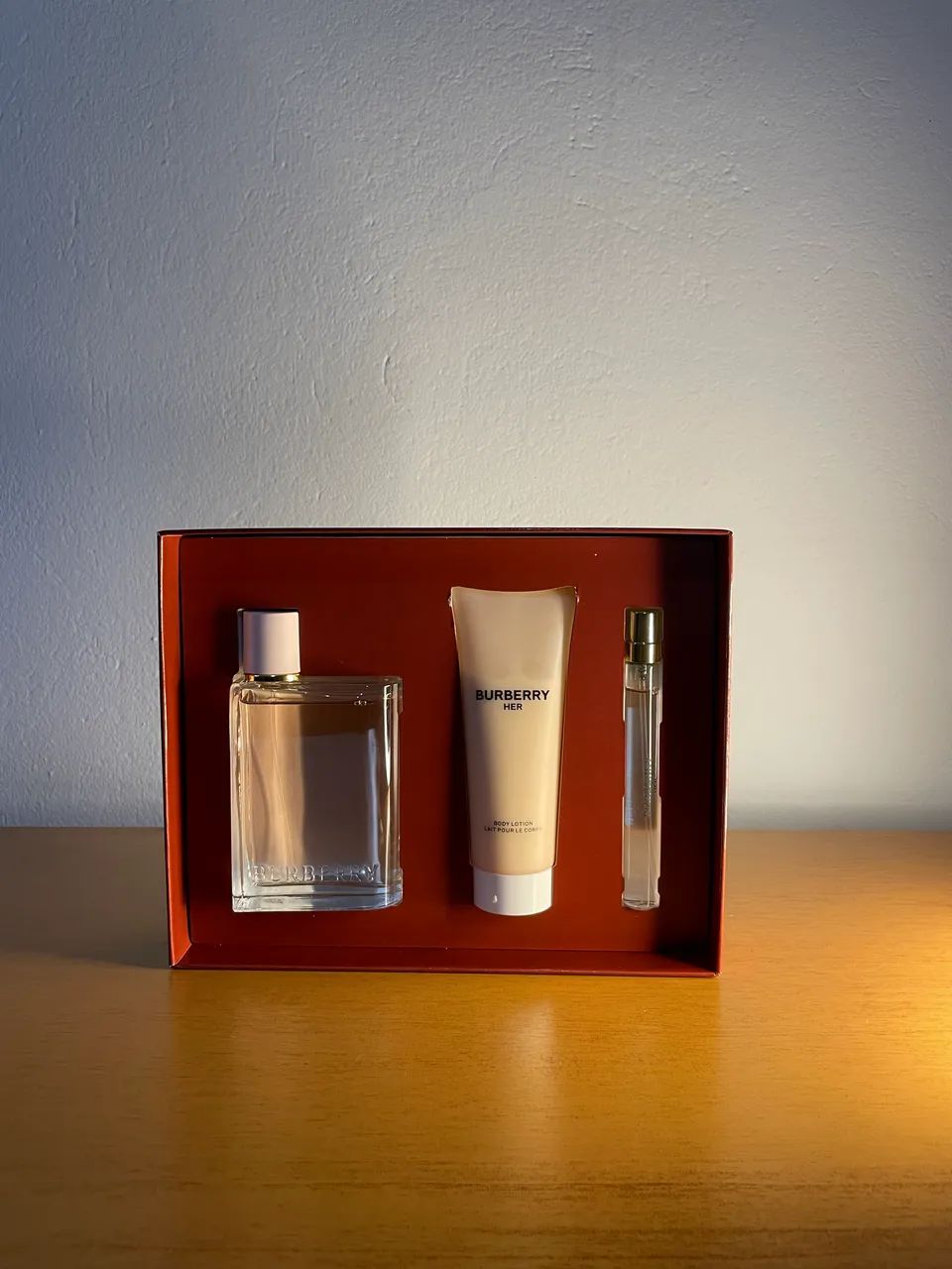 Kit Importado Perfume BURBERRY Her EDP 100ML + Mini + Hidratante  - Foto 2