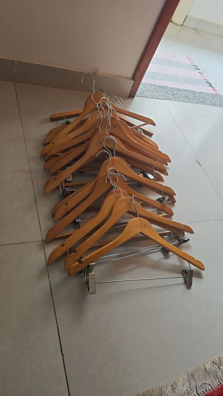 Cabides de madeiras com e sem ganchos 