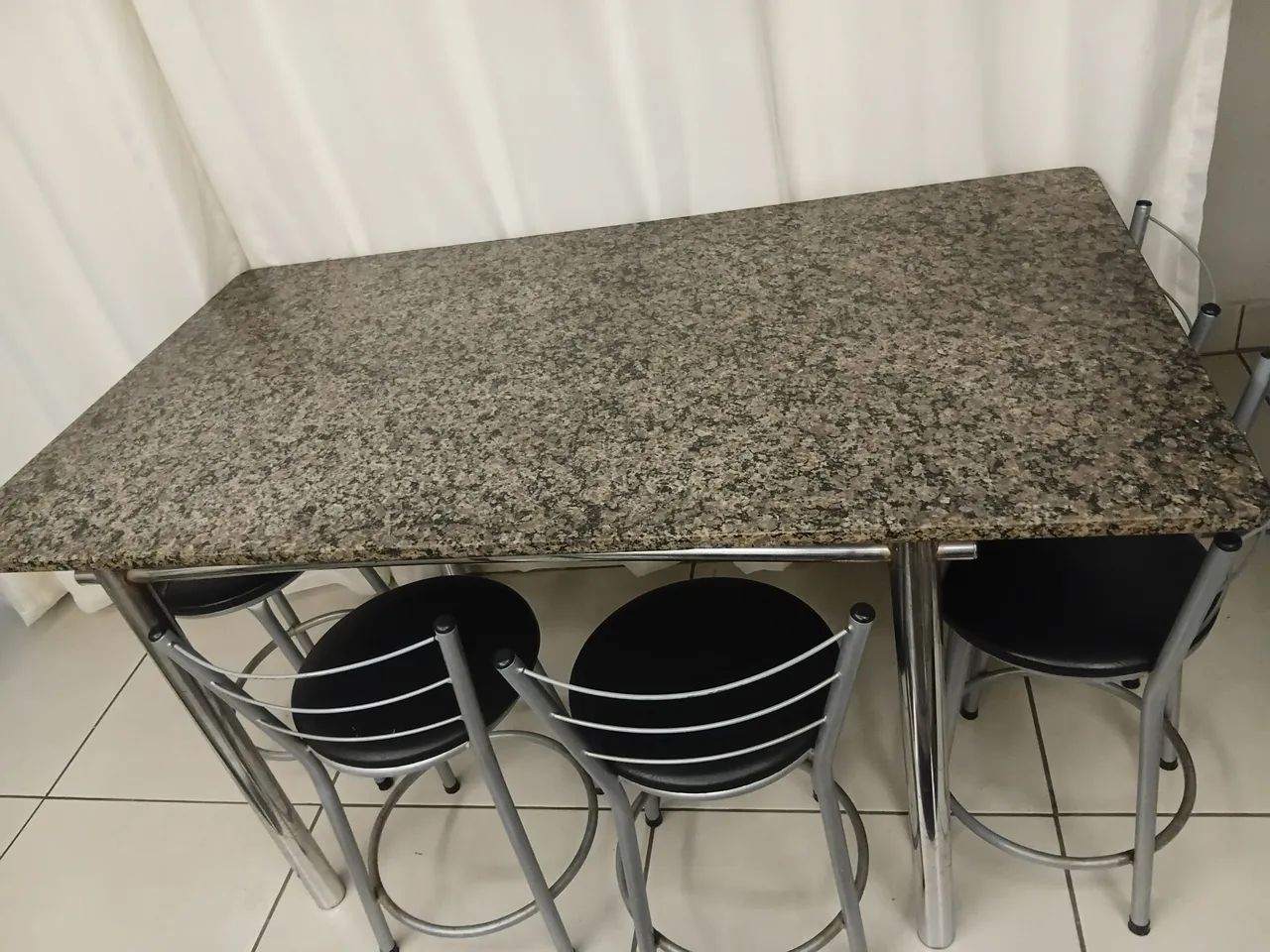 Mesa com 6 baquetas 