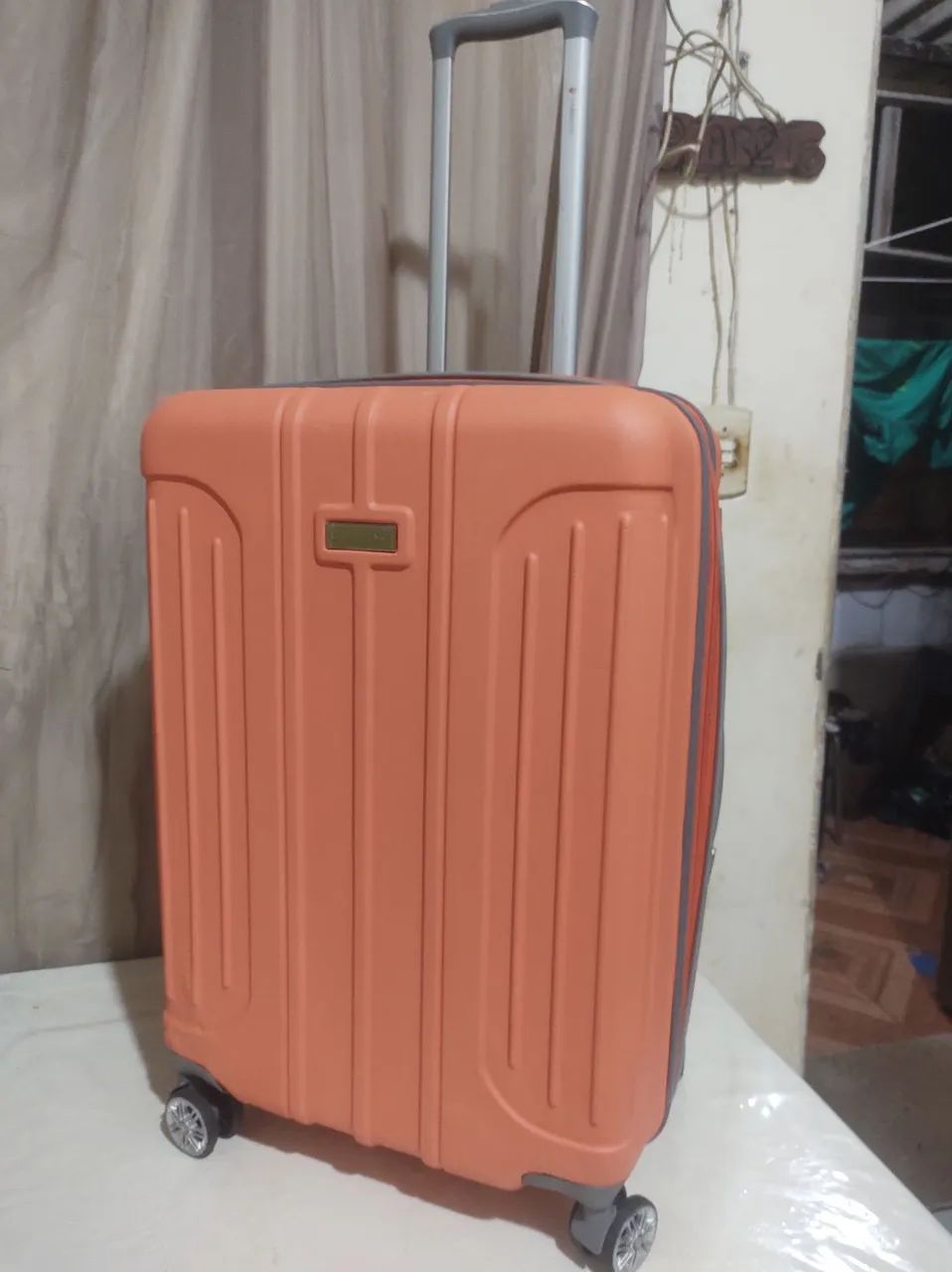 Vendo uma mala de material rígido de 14kg media 