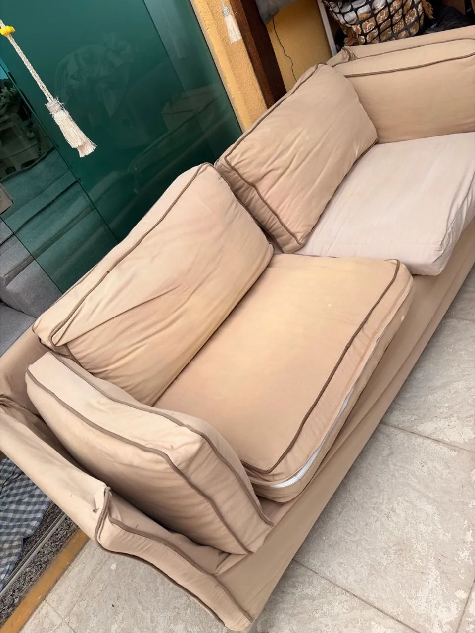 Vende sofá 2 lugares mas cabem 3.  - Foto 2
