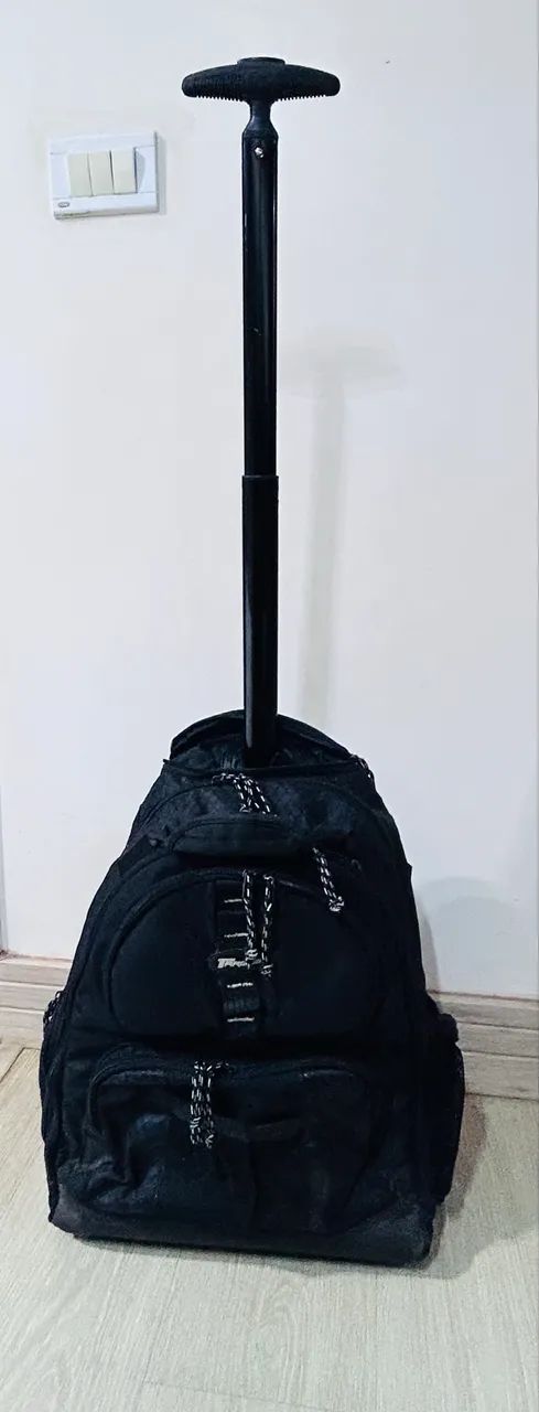 Mochila TARGUS rodinha com proteção e alça retrátil.