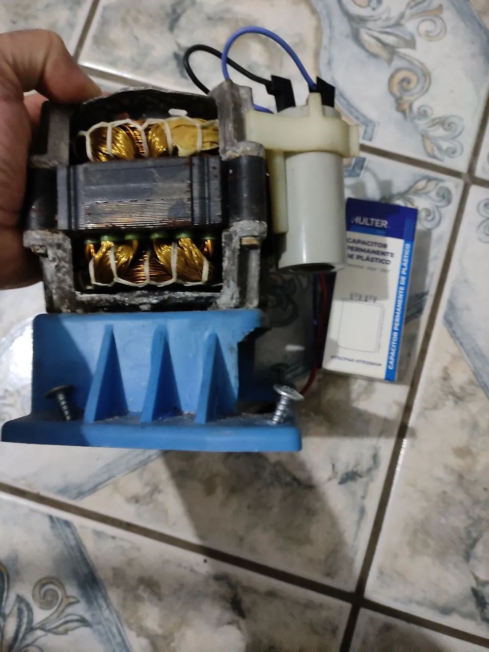 Motor do tanquinho e um capacitor 