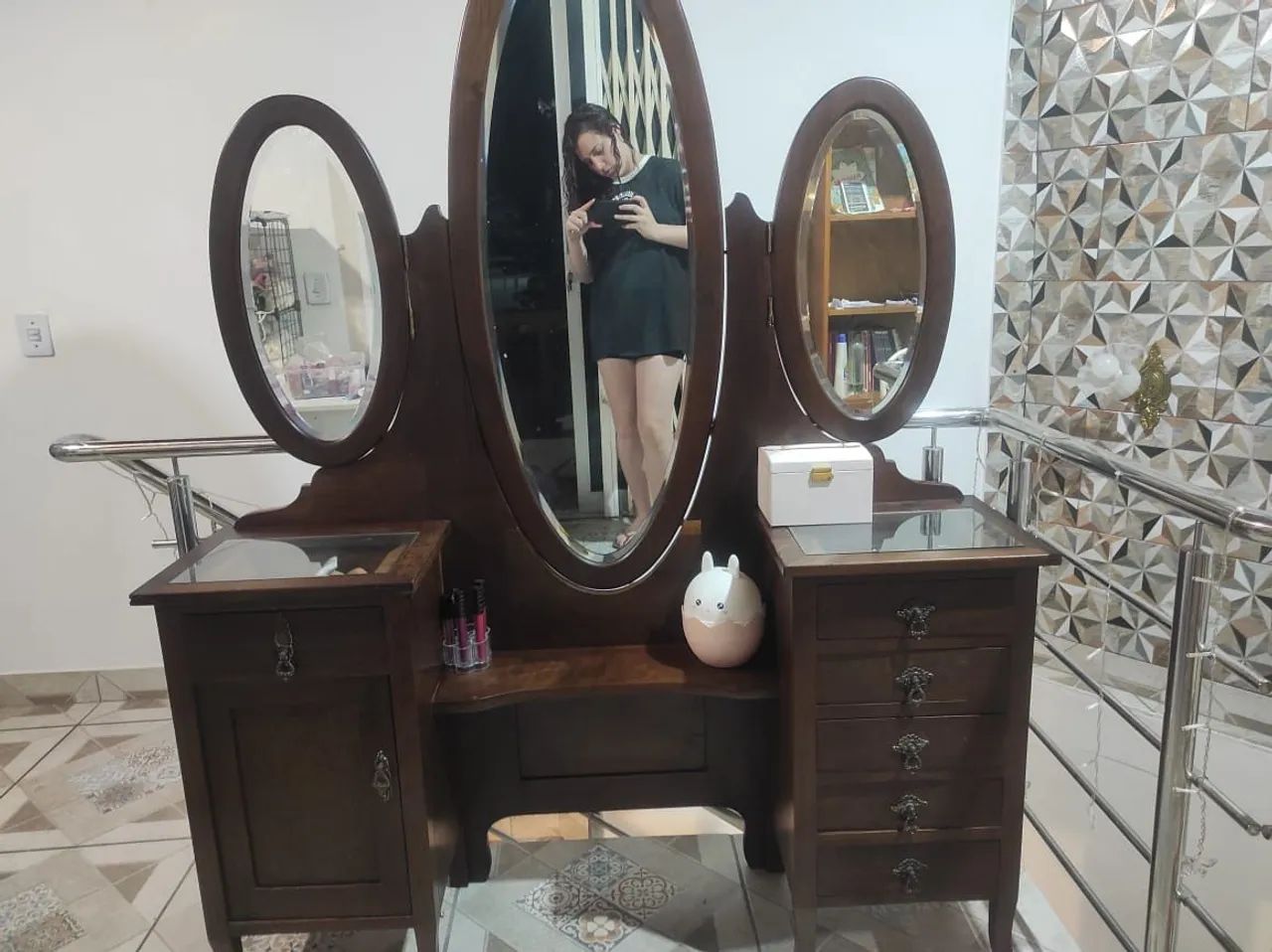 Penteadeira de madeira antiga 