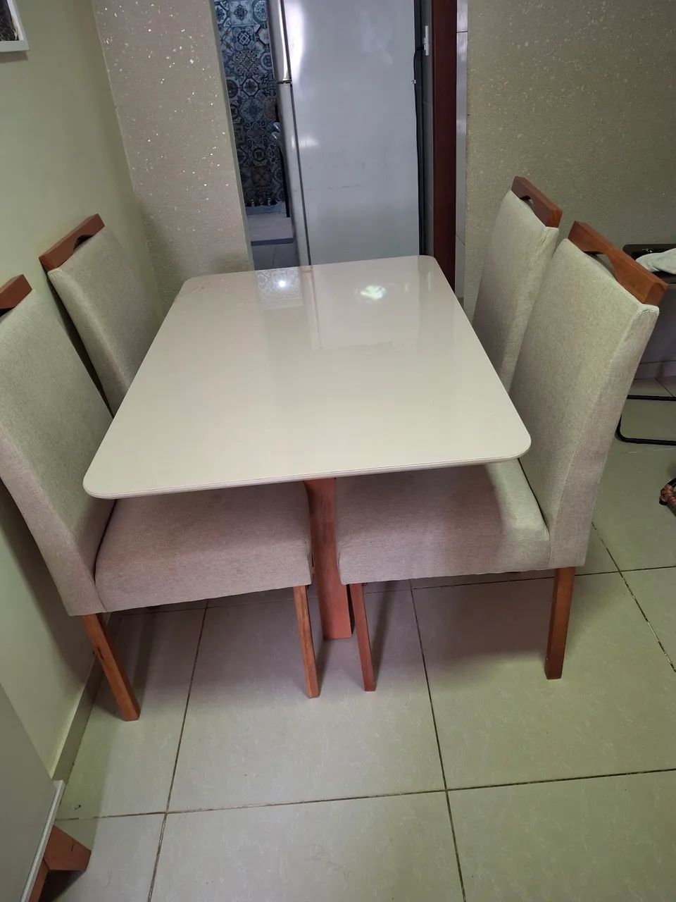 Mesa retangular de madeira 4 cadeiras  - Foto 3