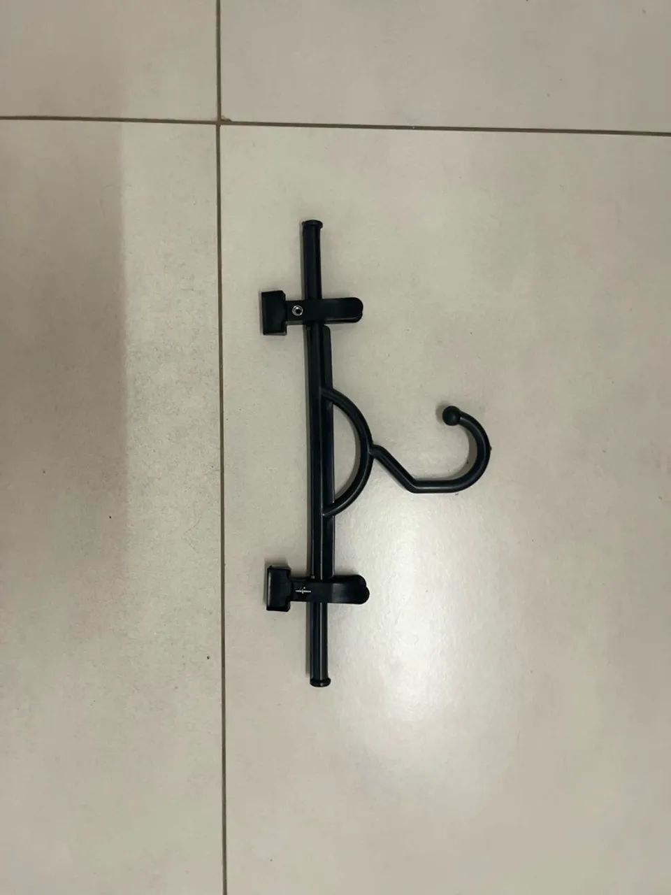 Cabide preto reforçado com presilhas 