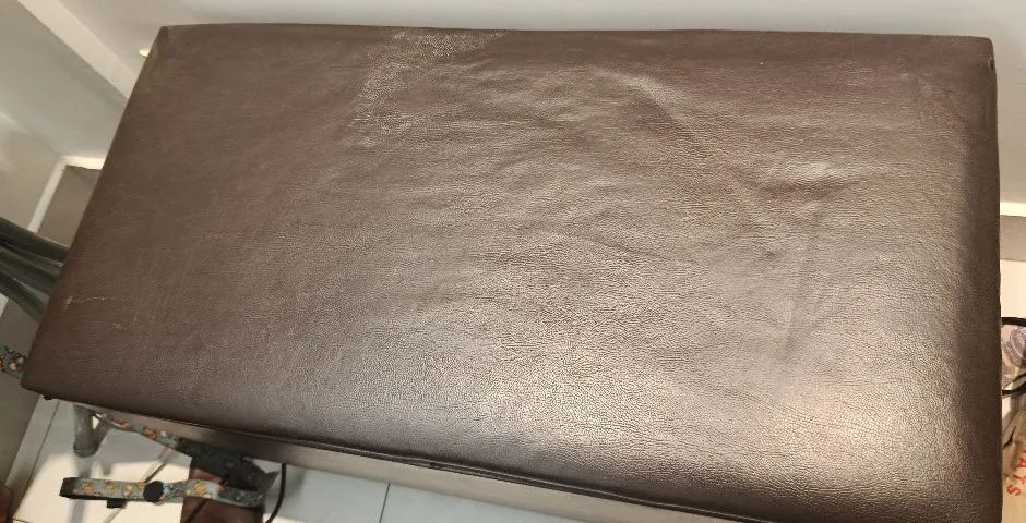 BAÚ MARROM ESTOFADO - PRÁTICO, ESPAÇOSO E BEM CONSERVADO - Foto 2