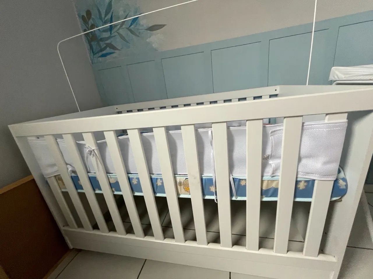Berço nunca usado branco com amadeirado  - Foto 2