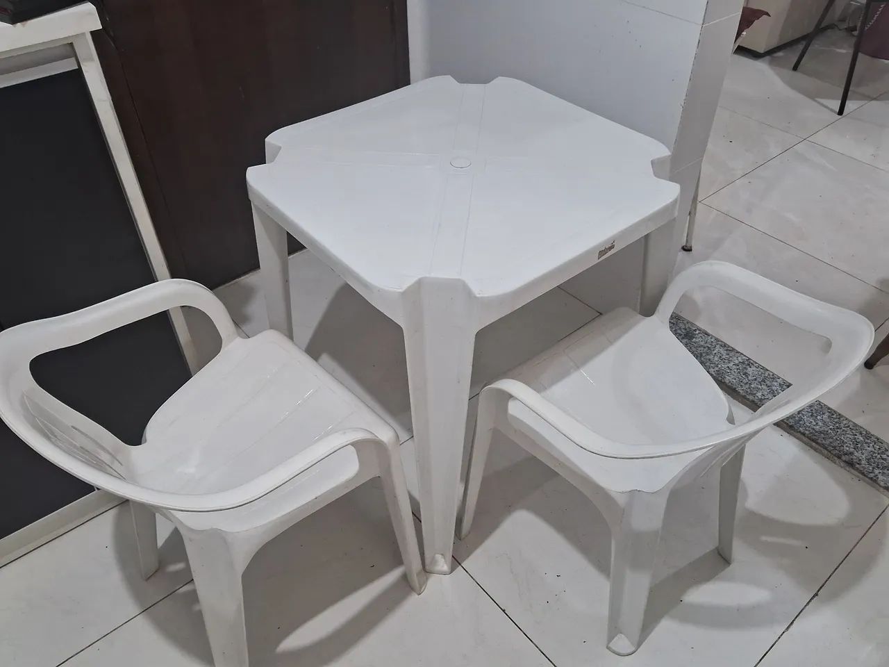 Mesa de plástico com duas cadeiras 