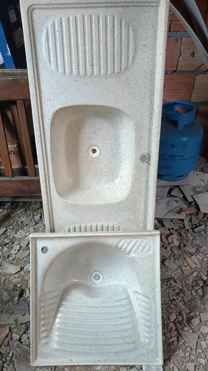 Vendo jogo de Pia nova 