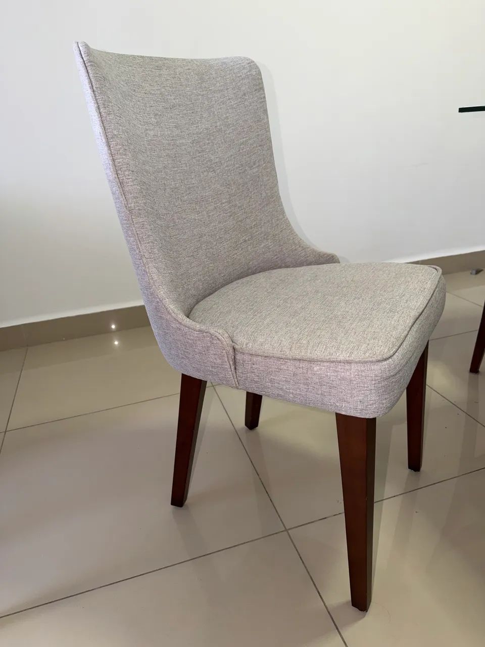 Poltrona para sala de estar, em linho, ideal para um ambiente clean e integrado.  - Foto 2