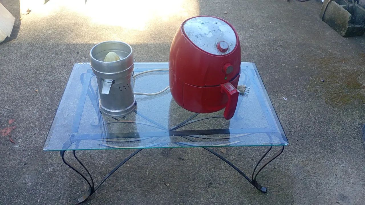 Mesa de Centro, base de metal e tampo  de vidro.  - Foto 5