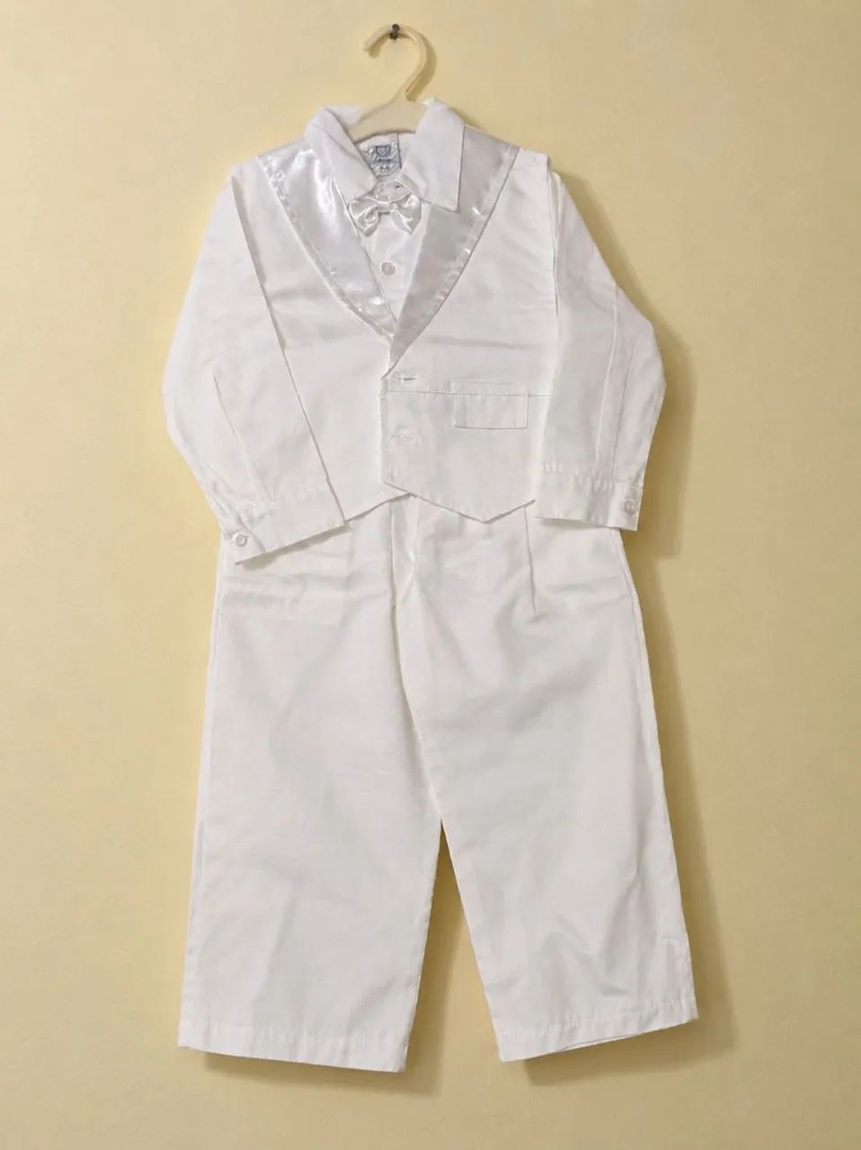 Trajes infantis brancos