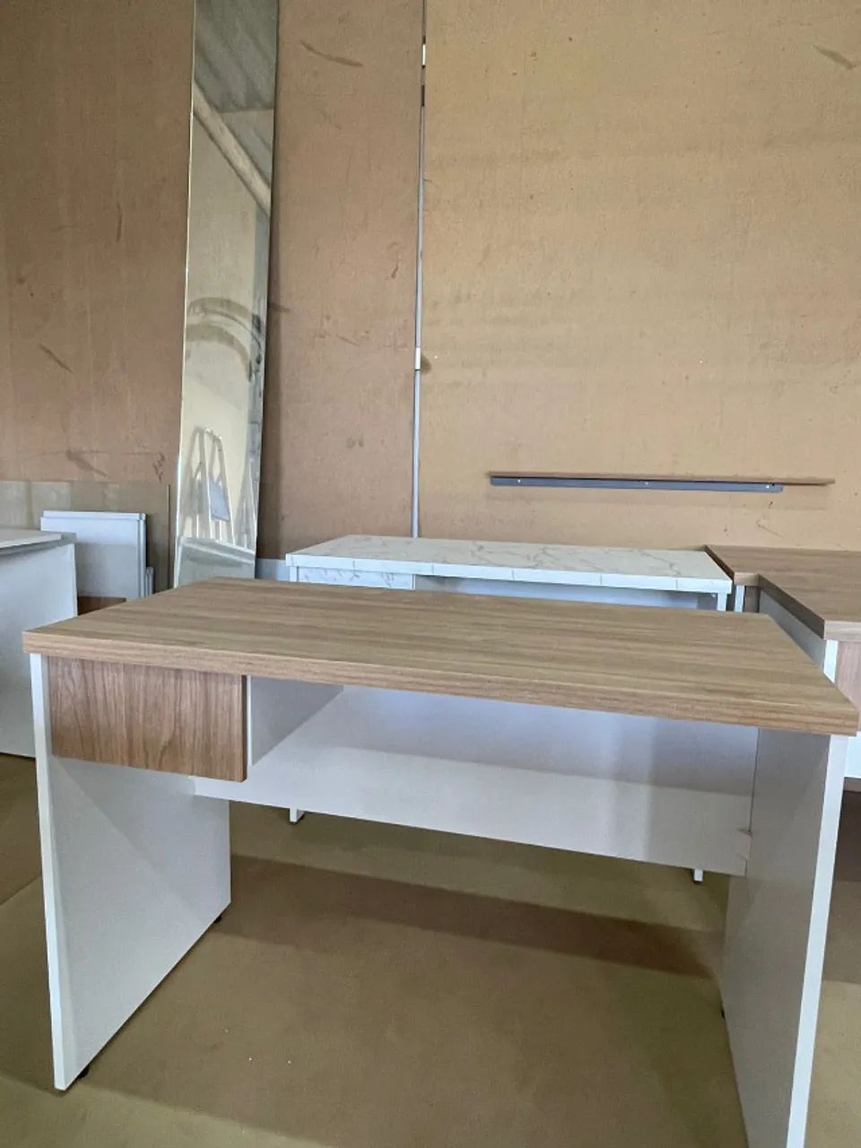 Mesa de escritório com gaveta em MDF Branco com amadeirado- Parcelo cartão - Foto 5