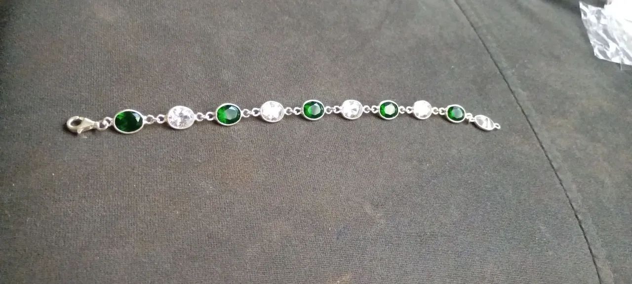 Pulseira Feminina Prateada com Pedra Verde Estilo Esmeralda - Foto 2
