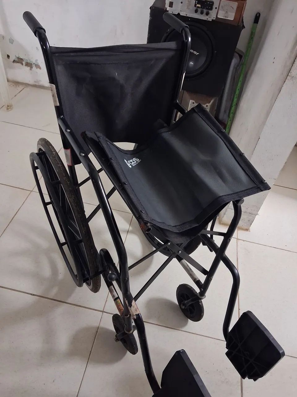 Vendo cadeira de rodas cds - Foto 3