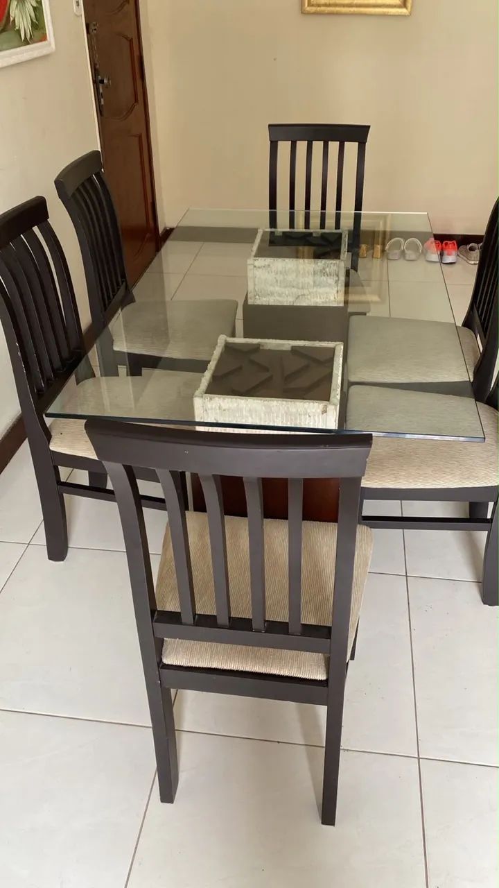 CONJUNTO DE MESA DE JANTAR COM 6 CADEIRAS ?