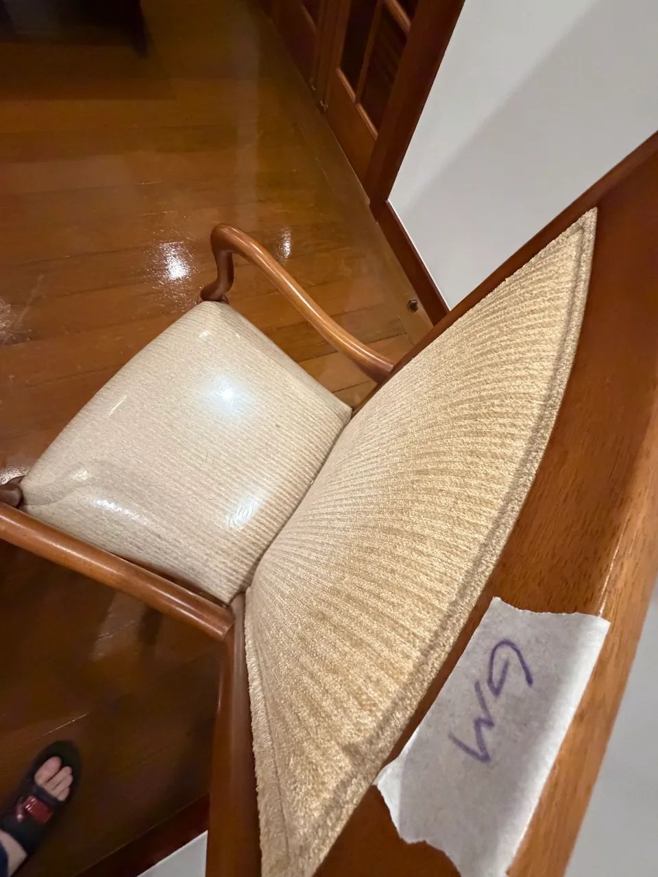 Lindo Par de Cadeiras Clássicas com Braço - Madeira Maciça e Design Elegante - Foto 2