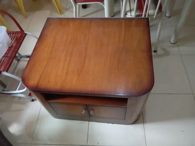 Mesa de centro de madeira com portas e nicho