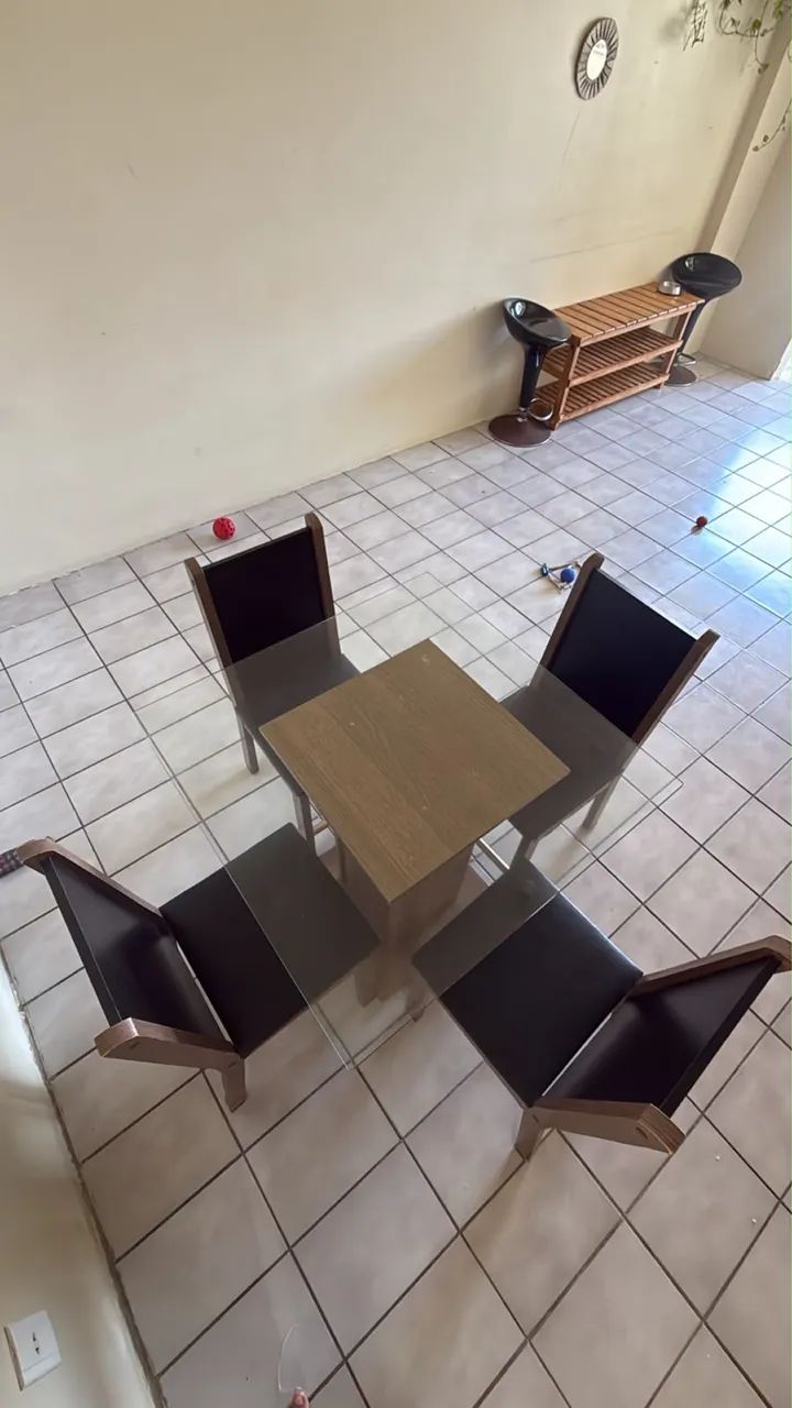 Mesa de jantar com quatro cadeiras - Foto 4