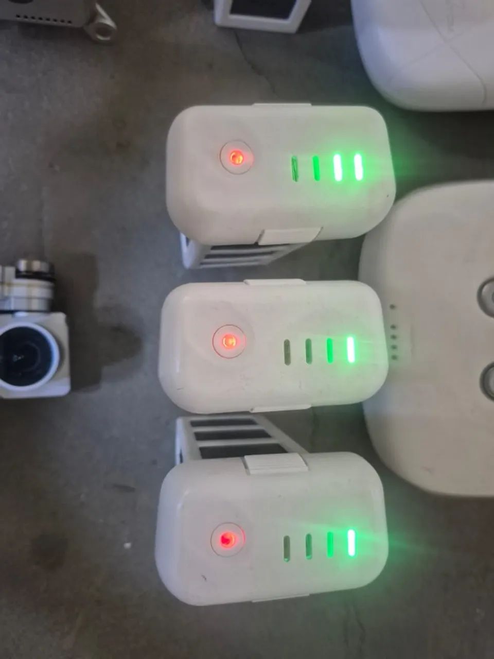 Lote DJI Phantom 2 e Phantom 3 - Baterias, controles e peças - Foto 2