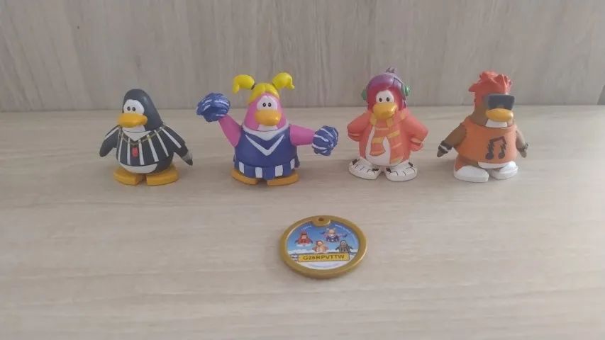 Club Penguin Conjunto de 4 bonecos com moeda - Foto 3