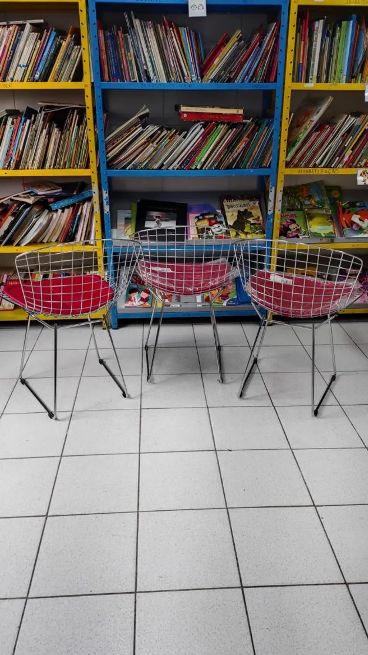 3 Cadeiras de Ferro com Almofadas Vermelhas | Apoie Nossos Projetos  - Foto 2