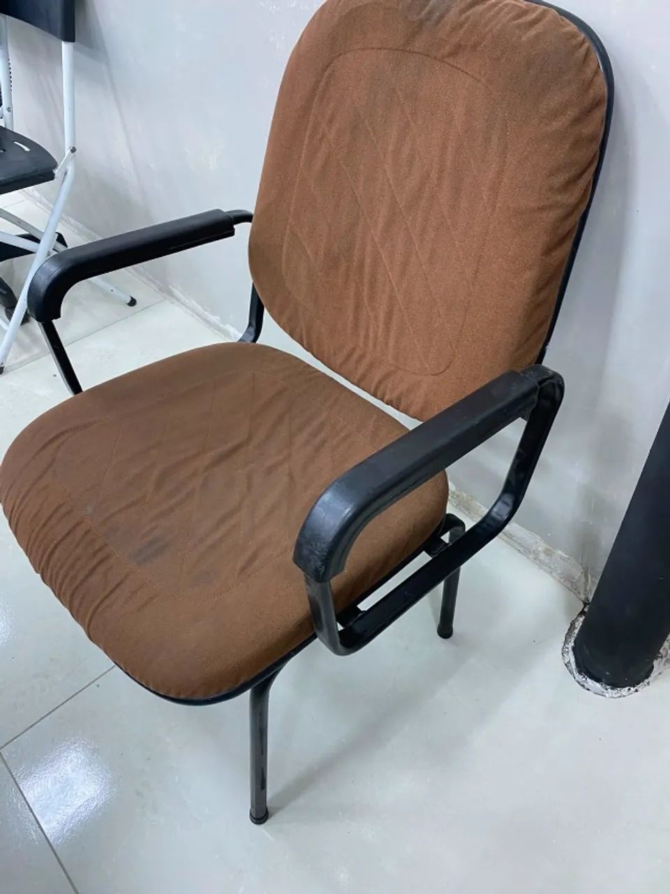 Cadeira de escritorio marrom - Foto 3
