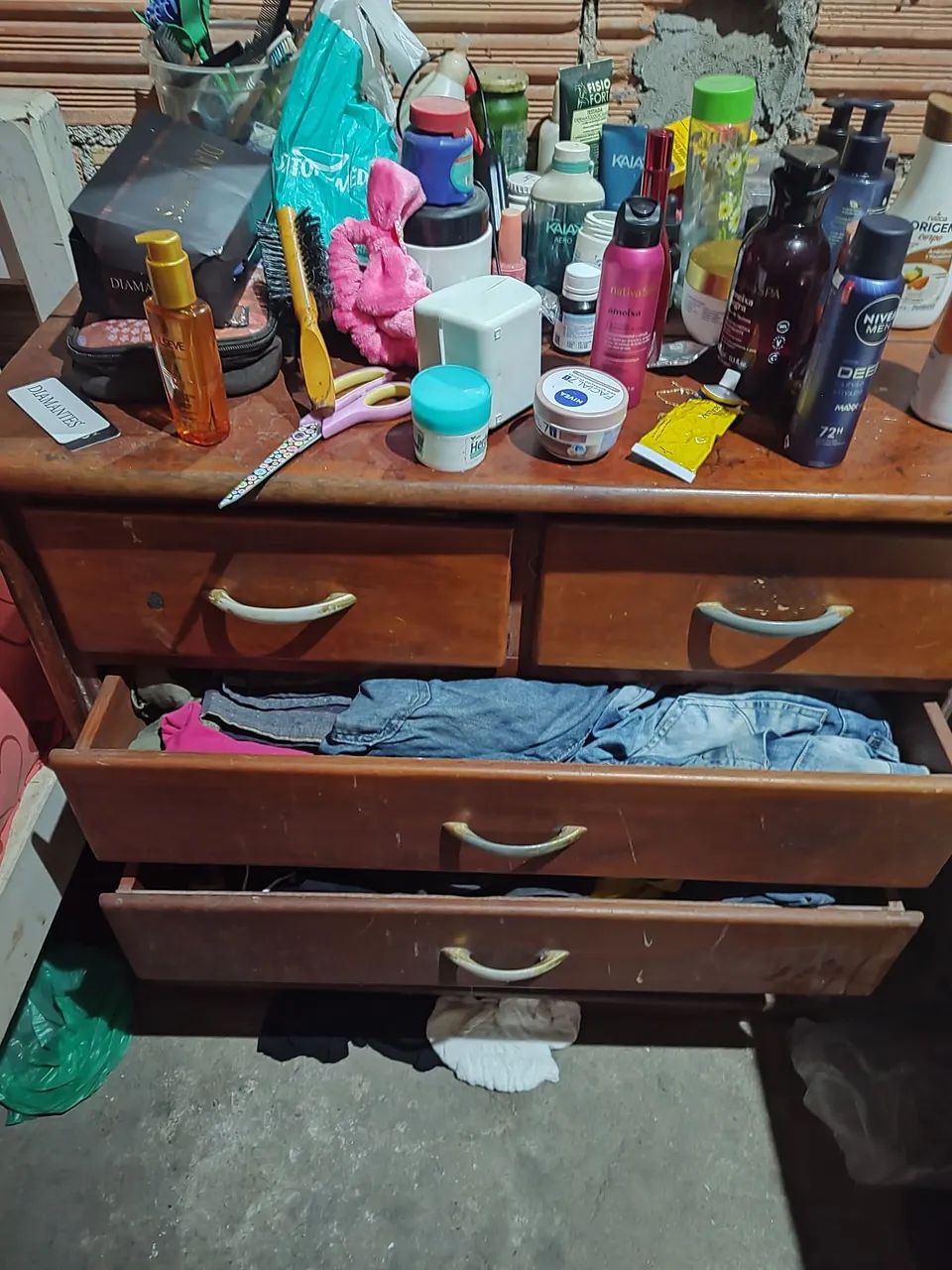 Rack com 2 gavetas e 3 compartimentos