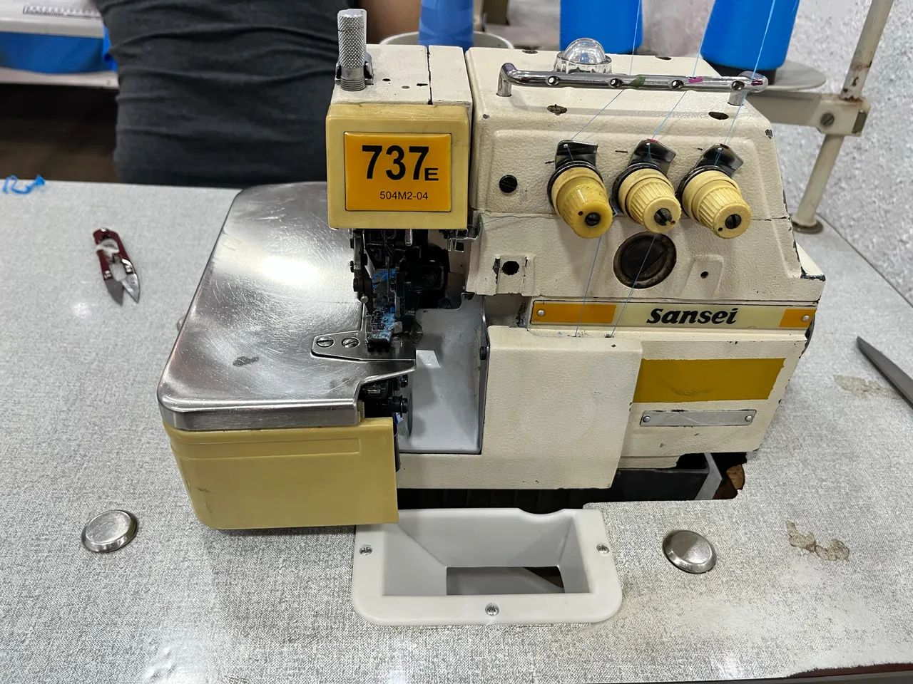 Máquina Overloque Industrial Sansei 737E - Revisada e Pronta para Uso  